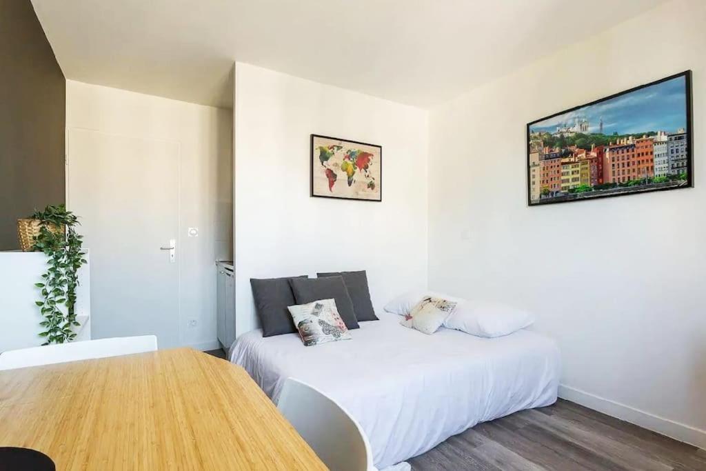 One Night In - Nuit A Apartment *