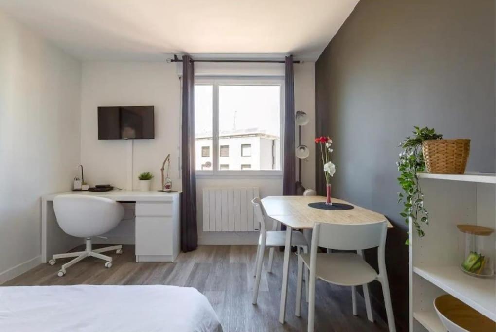 Apartment One Night In - Nuit A